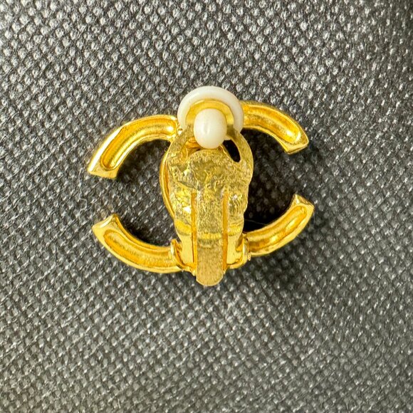 Chanel Vintage 24k Gold Plated Chanel CC Clip On Earrings with COA 3rd party - Picture 6 of 10